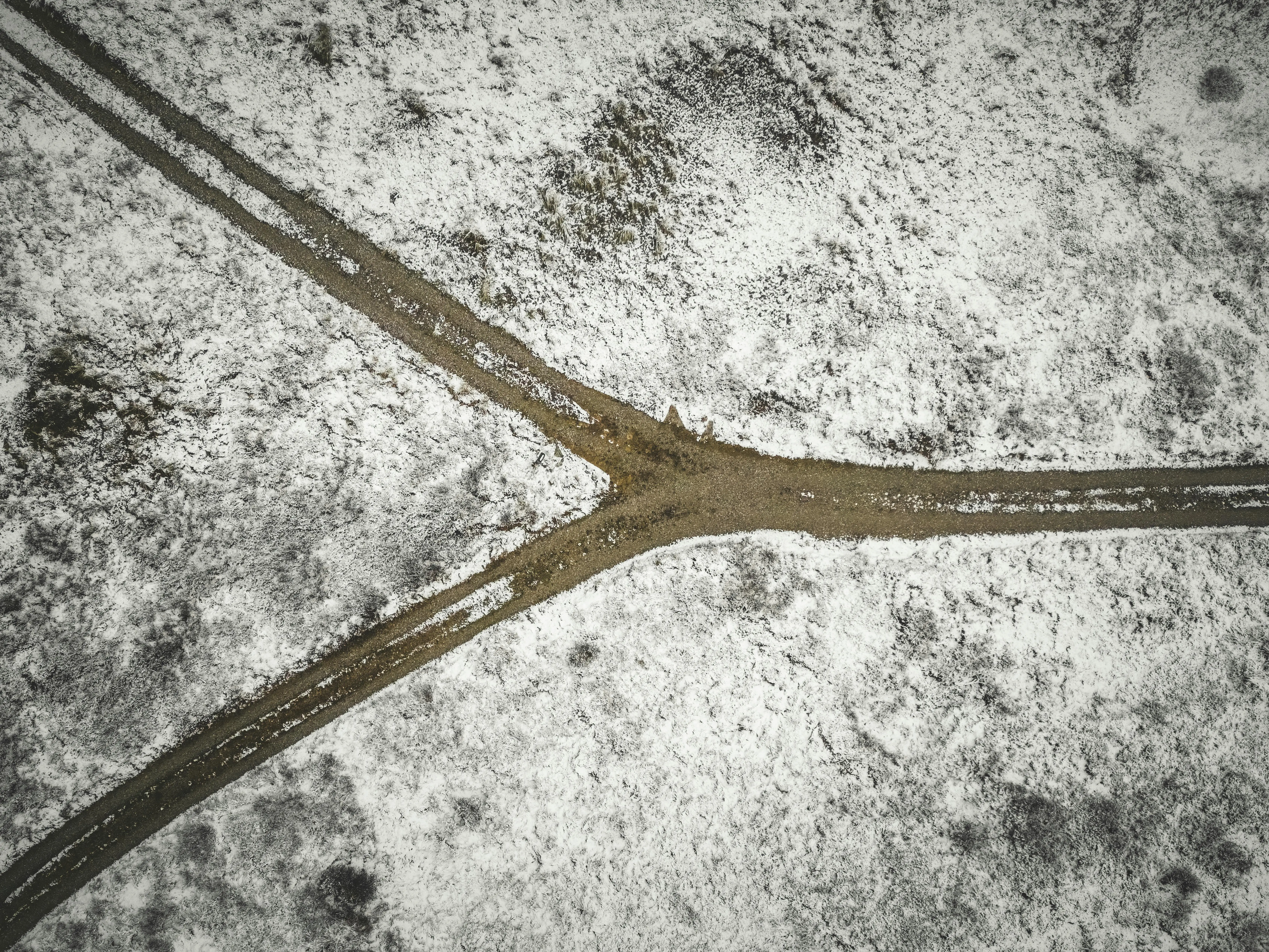 Vista aérea de un cruce de caminos en la nieve — representa la elección entre un IEP y un Plan 504